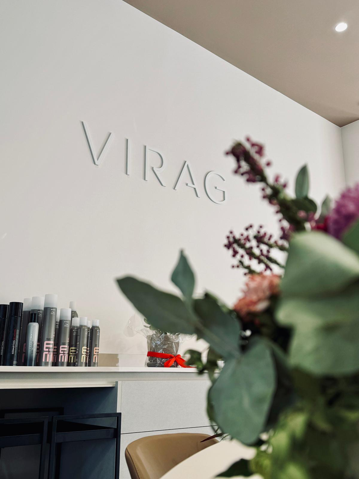 Salón VIRAG Murcia – diseño interior, logo en relieve y productos Wella profesionales