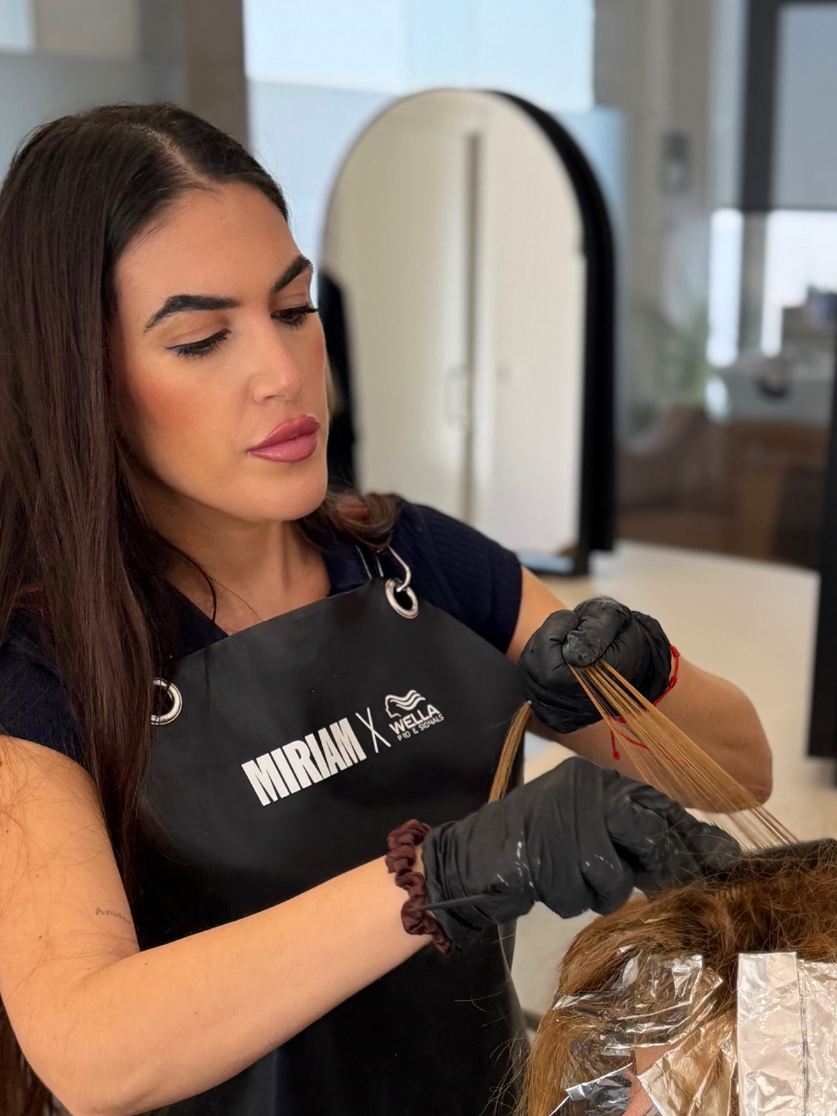 Miriam Rumí – Colorista Wella y directora VIRAG Alta Peluquería Murcia trabajando